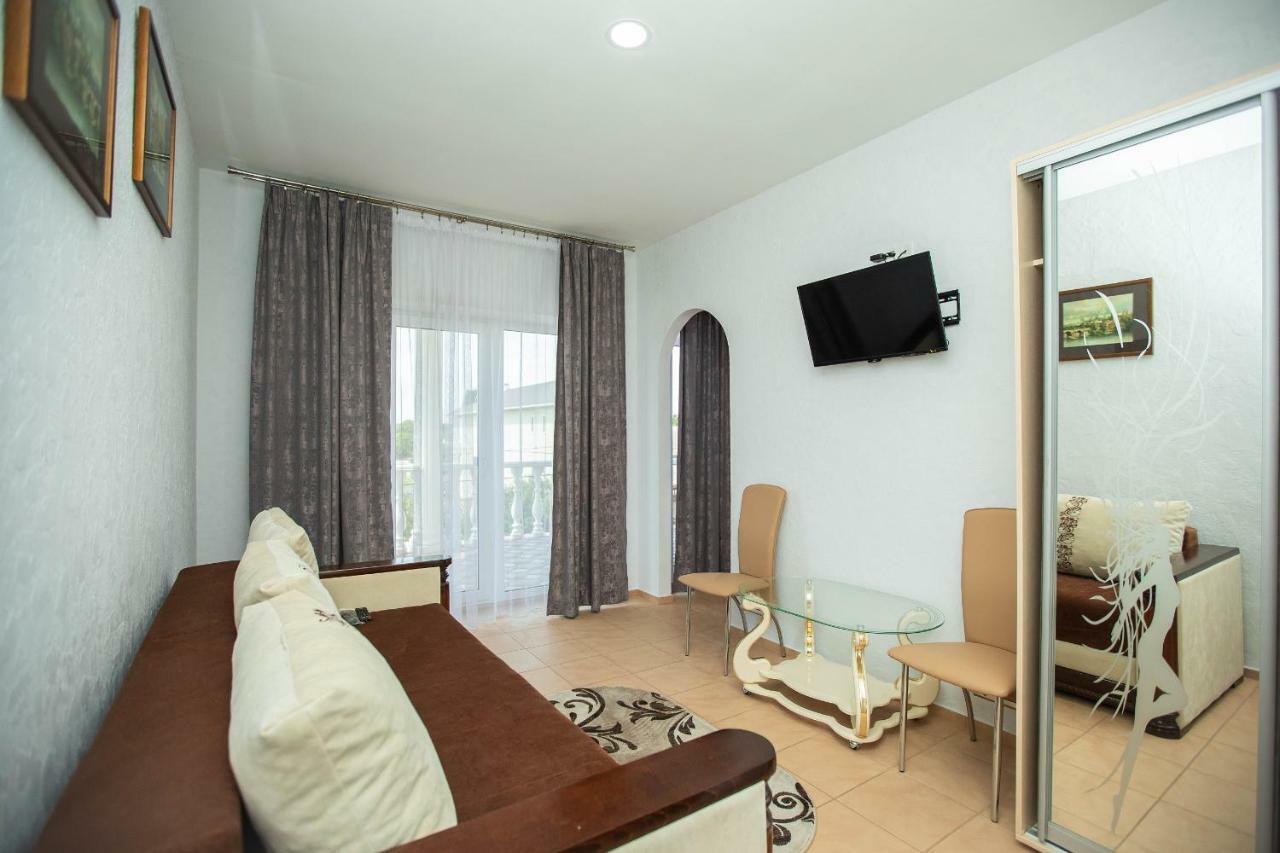 Amalia Hotel Zaliznyi Port Extérieur photo